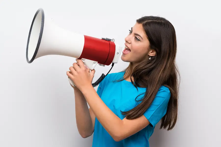 Une femme tenant un mégaphone
